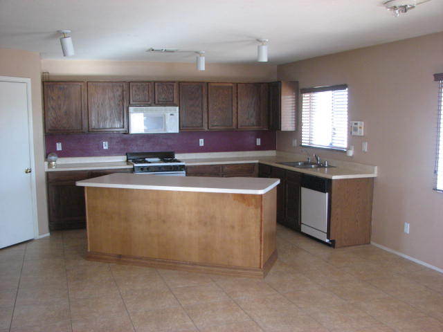 6633 West Riva Road Phoenix, AZ 85043 - Photo 6 of 15 Kitchen