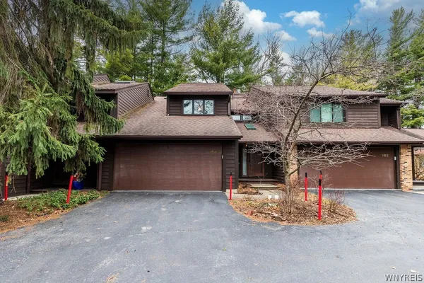 $299,900 | 186 Breezewood Common, Amherst, NY 14051