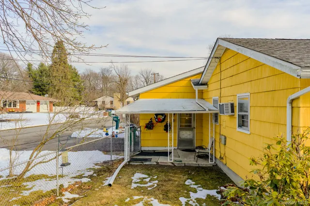 a view of a house with backyard