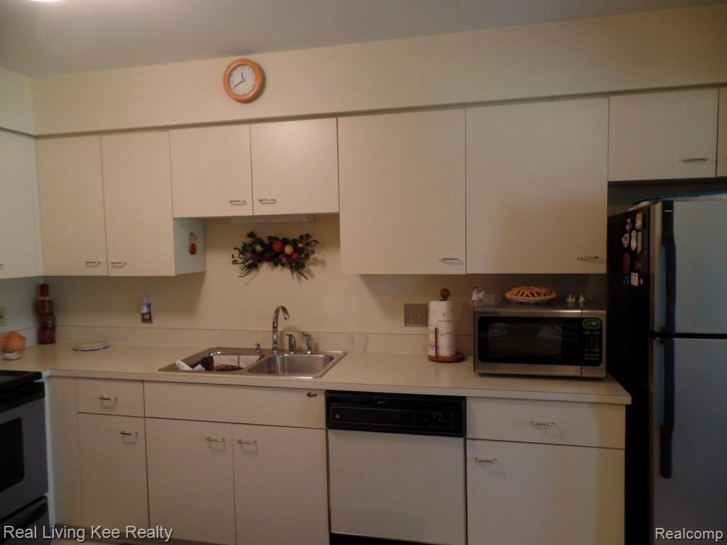 715 Eton Court, Unit 164 Rochester, MI 48307 - Photo 25 of 48 SAM_0694.jpg