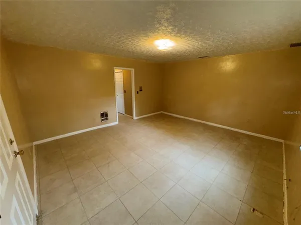 $2,400 | 3011 East Flora Street, Tampa, FL 33610