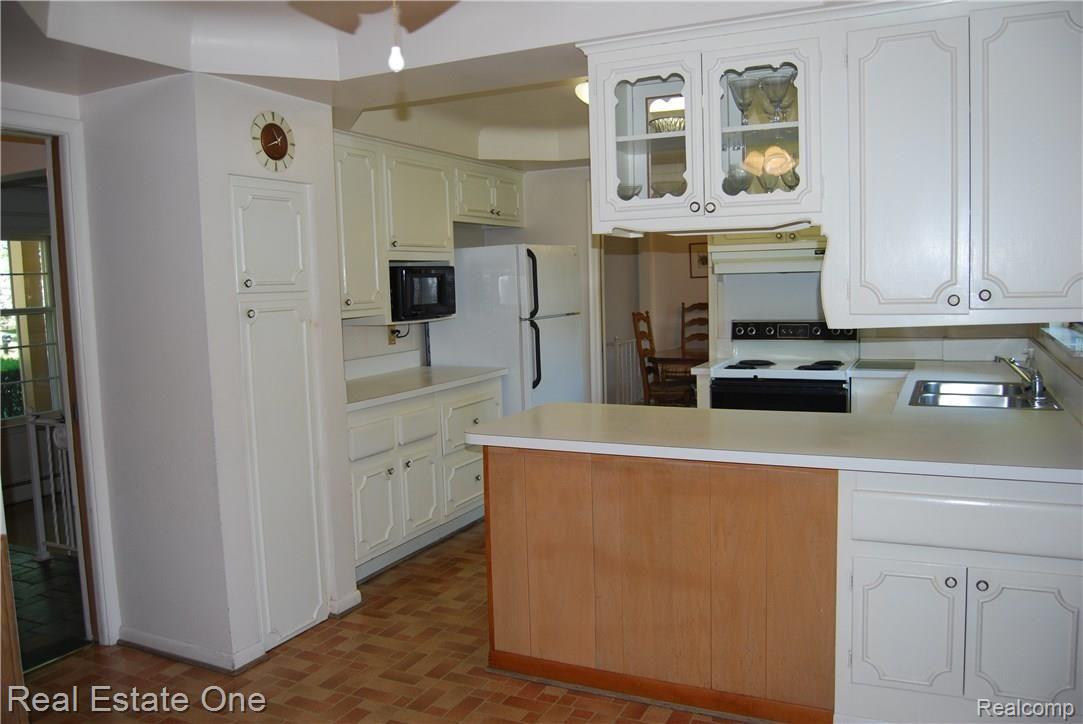 850 Wilwood Road Rochester, MI 48309 - Photo 5 of 19 Kitchen includes ALL Appliances