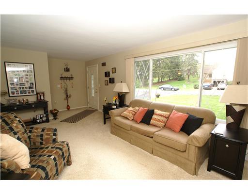1111 Southvale Road Pittsburgh, PA 15237 - Photo 4 of 17 Living Room.