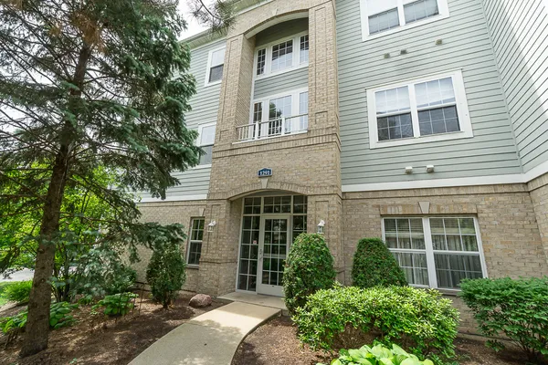 $305,000 | 1291 West Lake Street, Unit 103, Addison, IL 60101