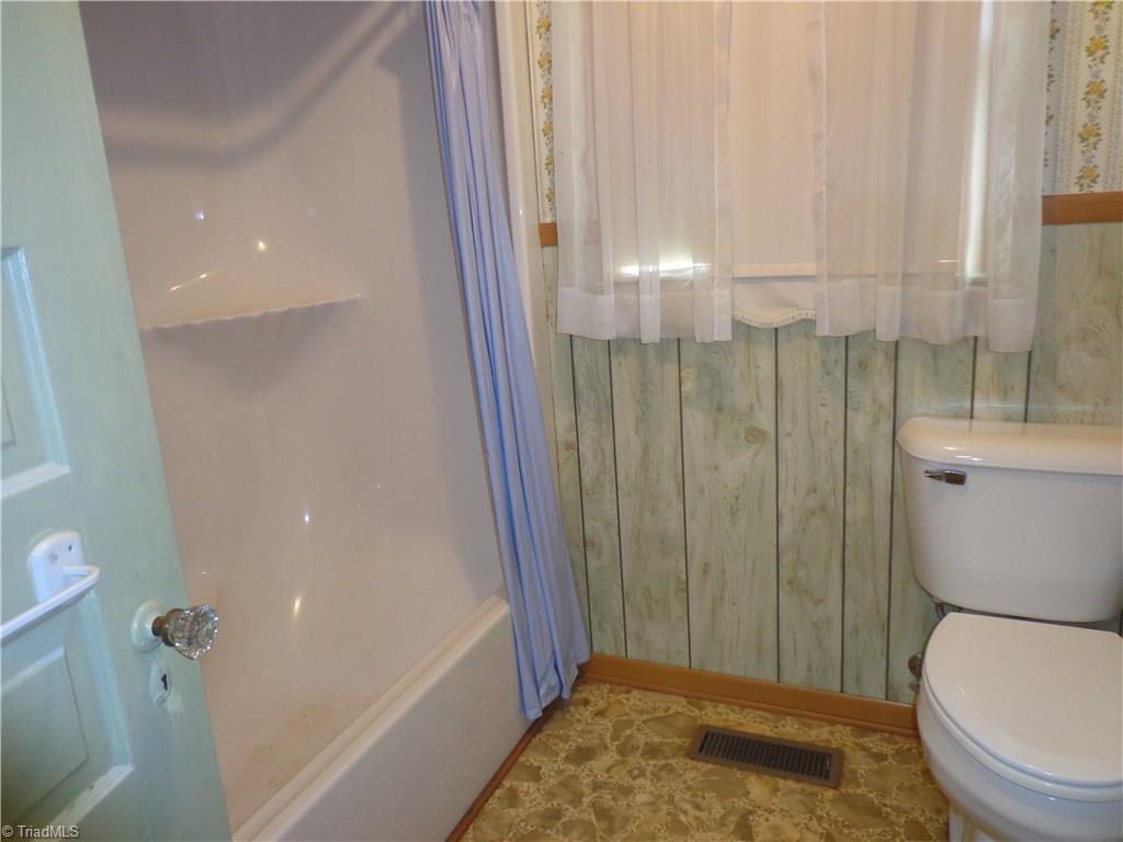 4815 Picketts Mill Road Seagrove, NC 27341 - Photo 8 of 17 Bath