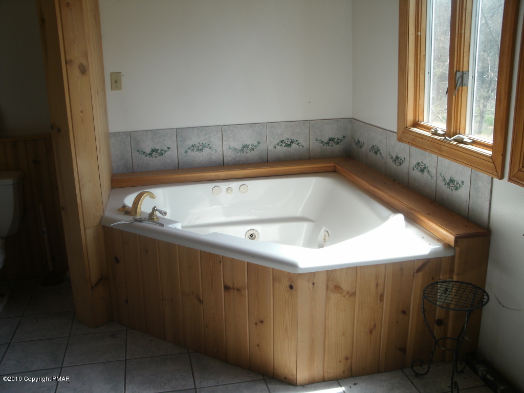 45010 Cherry Valley Road Stroudsburg, PA 18360 - Photo 12 of 15 Jacuzzi Tub