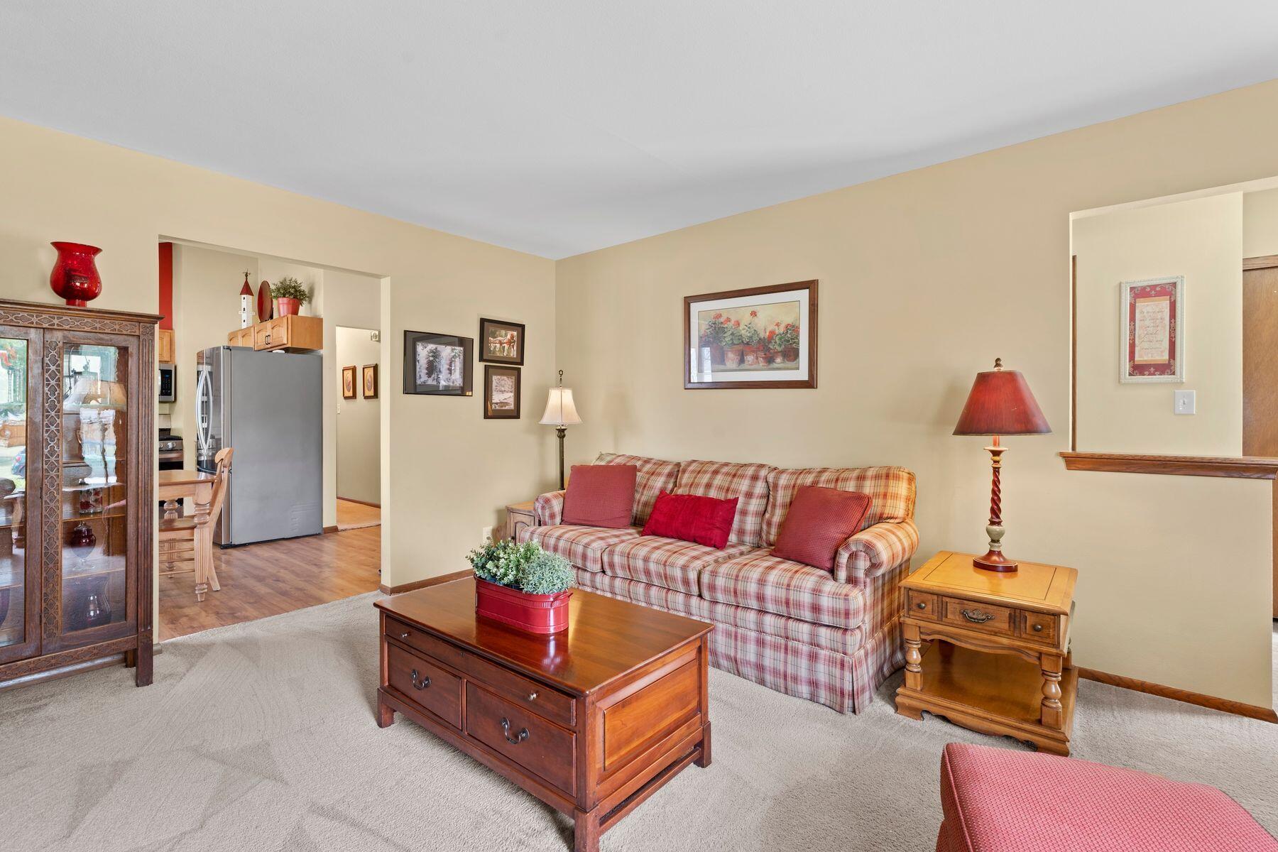 4204 South 93rd Street Greenfield, WI 53228 - Photo 5 of 28 Living Room