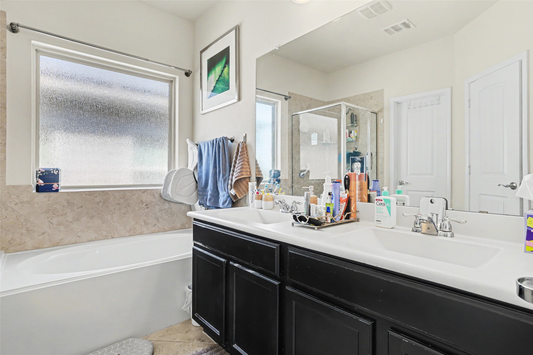 5845 Kleberg Trail Austin, TX 78747 - Photo 15 of 30 a bathroom with a bathtub sink and mirror