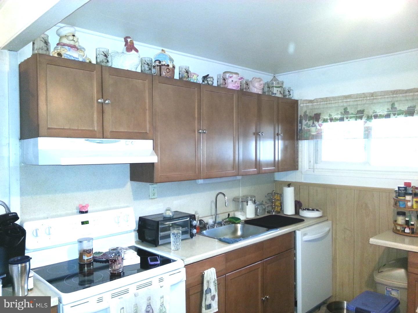 80 Ice Pond Road Levittown, PA 19057 - Photo 15 of 18 Kitchen