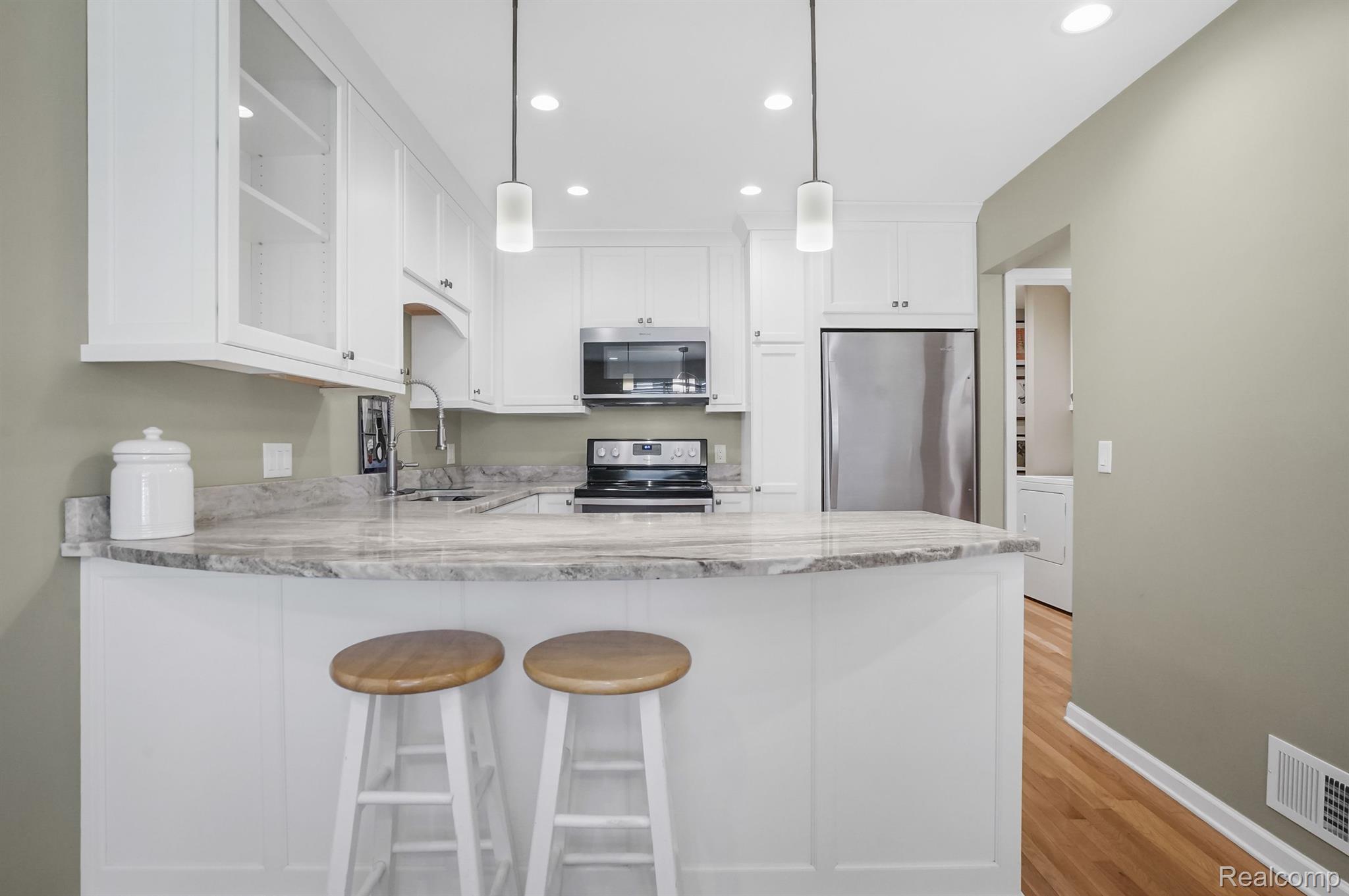598 Tennyson Rochester, MI 48307 - Photo 6 of 26 Gallery Image 6