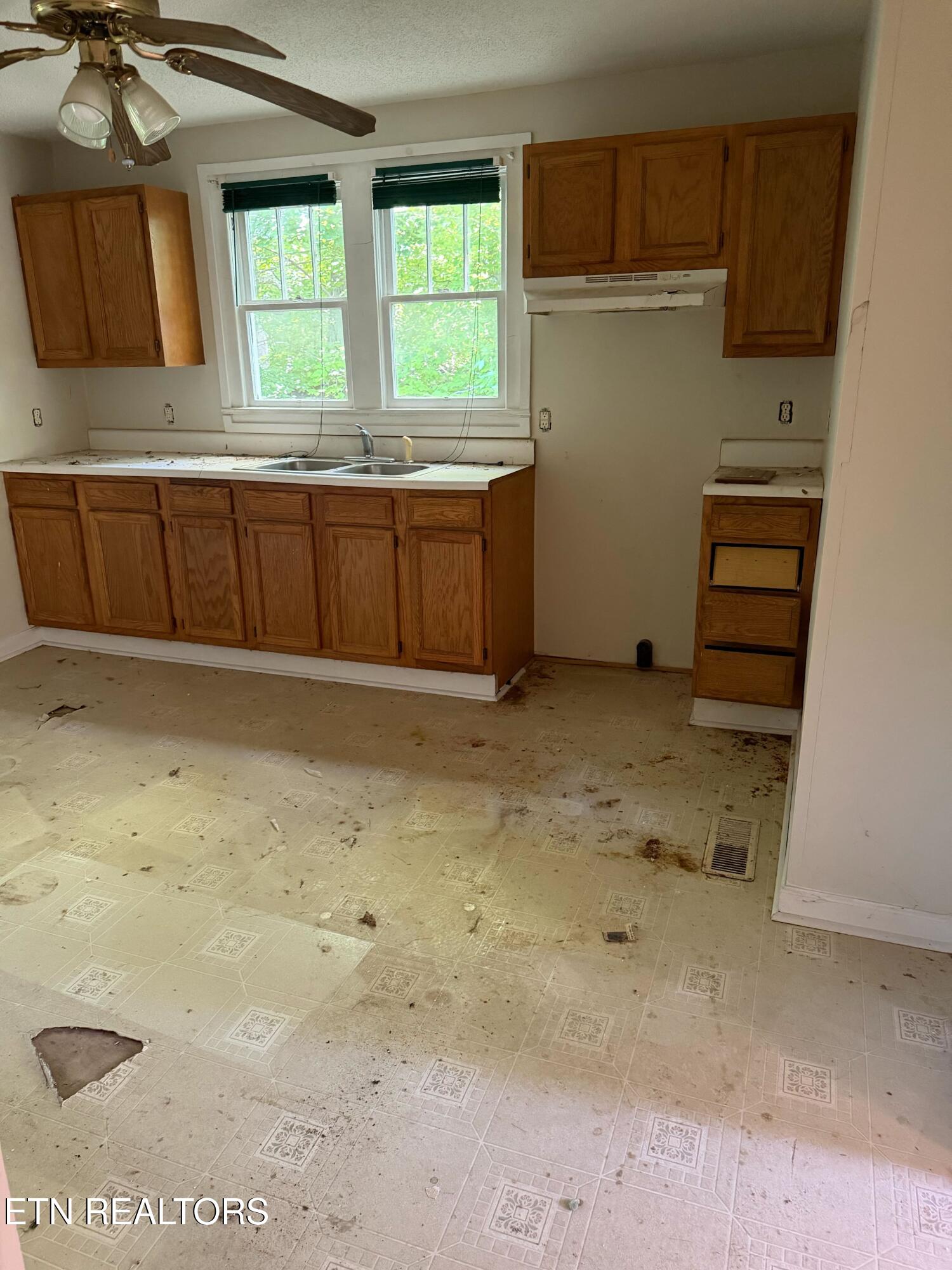 835 Spring Drive Southwest Knoxville, TN 37920 - Photo 2 of 10 IMG_1195