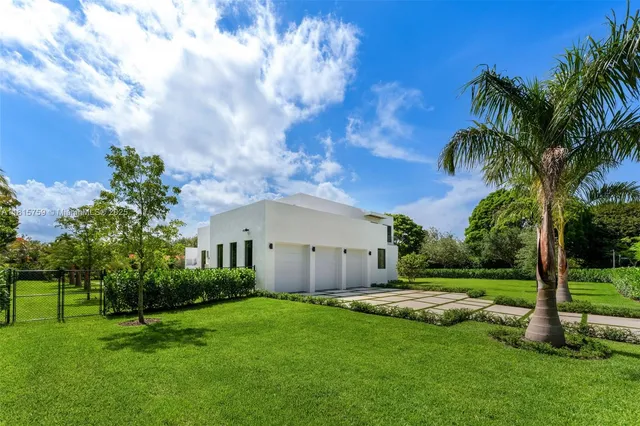 a view of a house with backyard