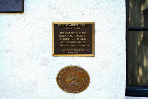 a sign that is on the side of a wall