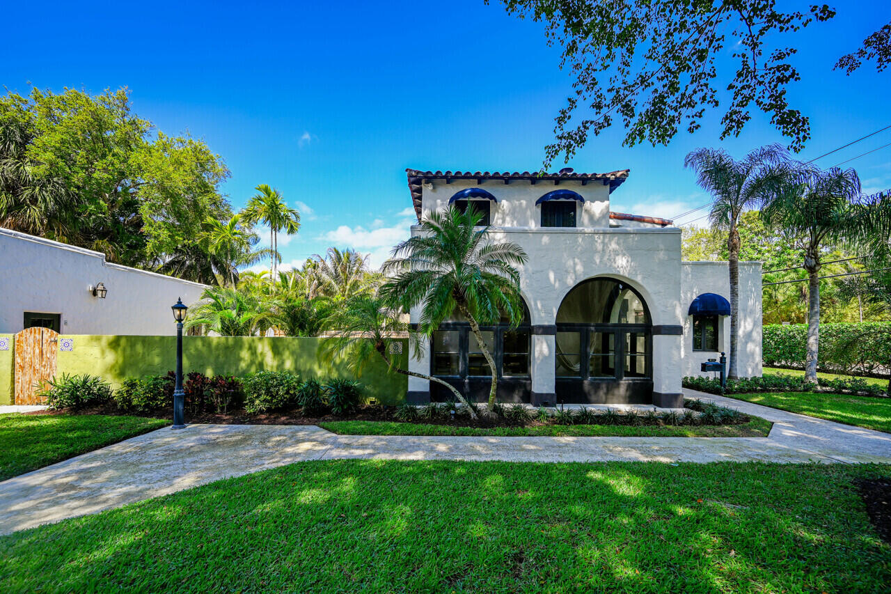 801 Hibiscus Street Boca Raton, FL 33486 - Photo 58 of 60 a front view of a house with garden