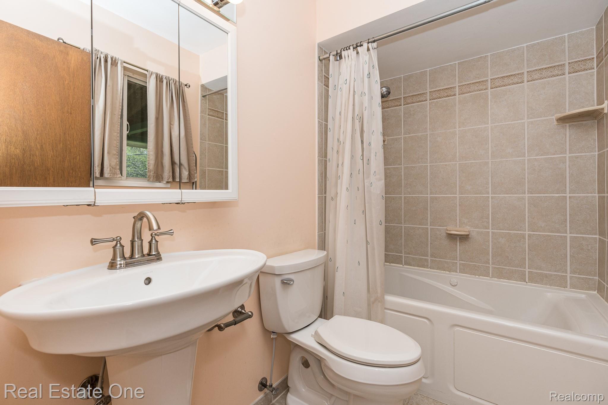 267 Arizona Avenue Rochester, MI 48309 - Photo 22 of 39 Updated Master Bath w/Jetted Tub & Ceramic Tile -Second Floor