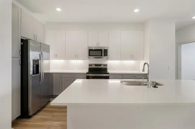 $1,319 | 405 North Ewing Avenue, Unit 308, Dallas, TX 75203