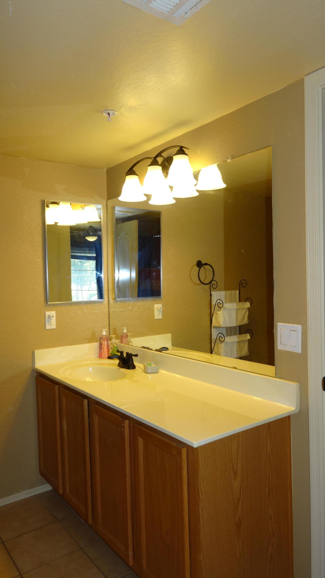 3250 West Greenway Road, Unit 101 Phoenix, AZ 85053 - Photo 9 of 37 DSC04097