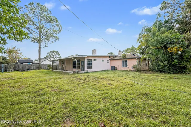 a view of yard with green space