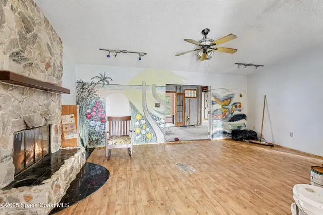 a view of a livingroom with furniture and a ceiling fan