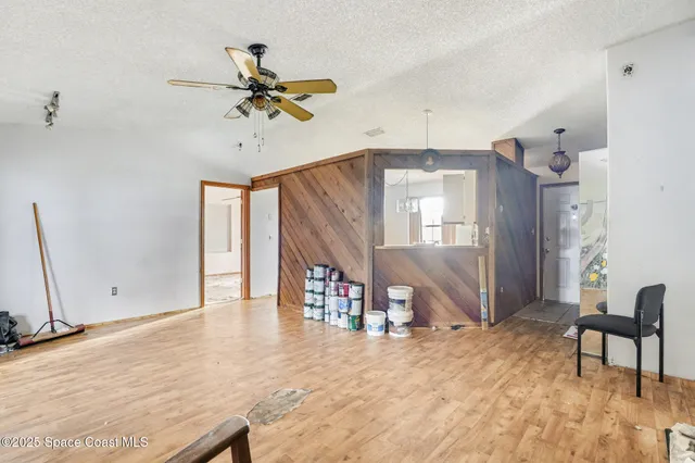 a view of a livingroom with furniture and ceiling fan