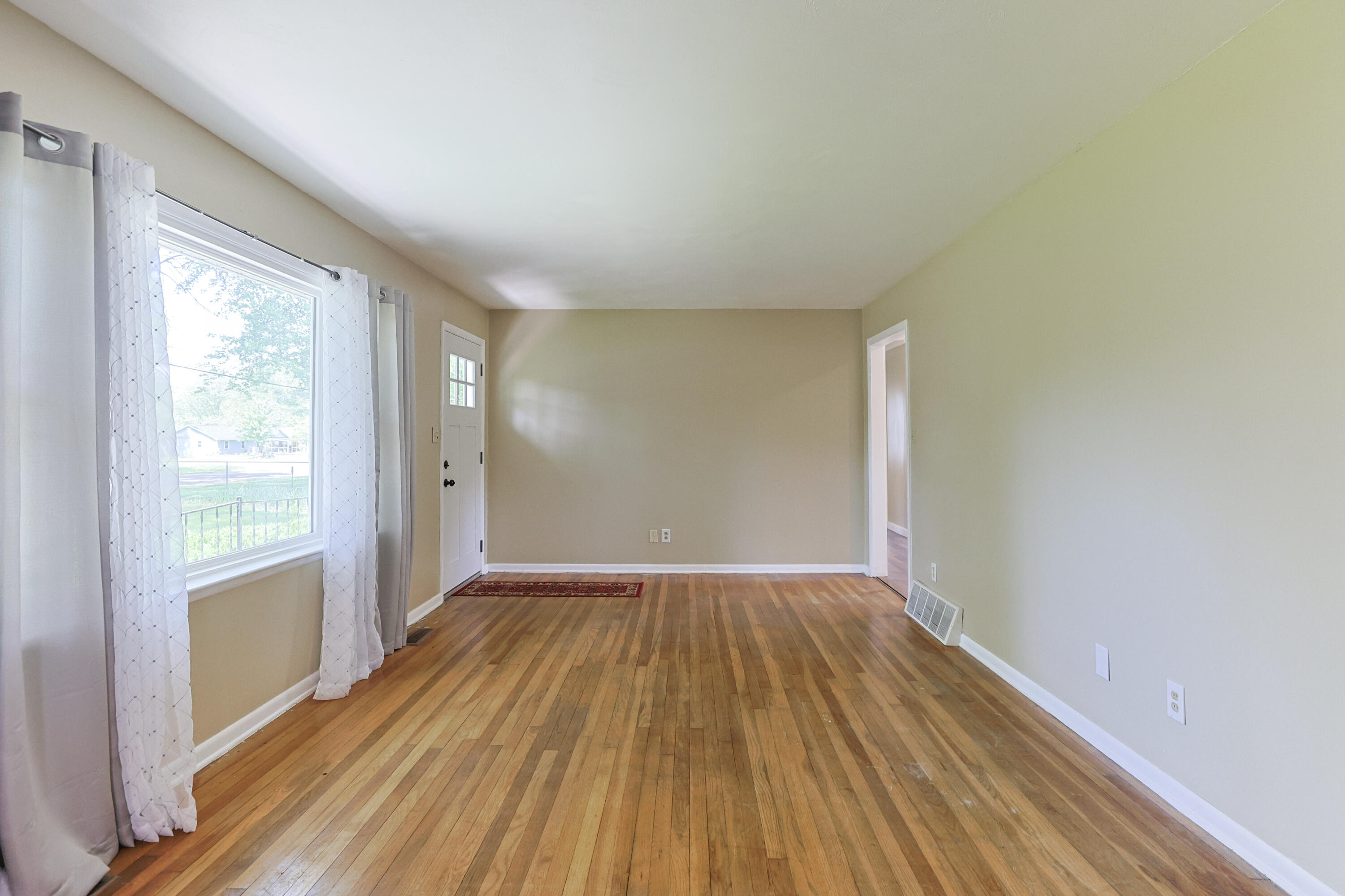 3011 Adams Road Niles, MI 49120 - Photo 10 of 44 Living Room