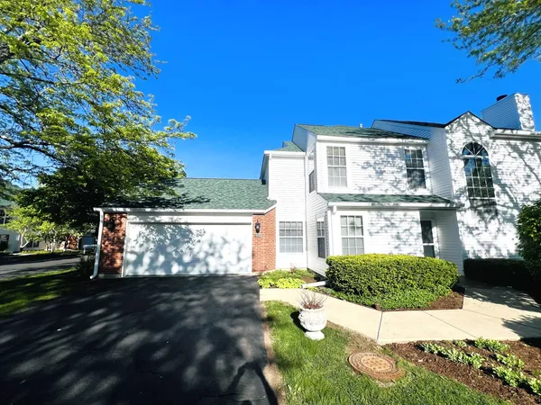 $389,000 | 111 Woodbury Lane, Lake Bluff, IL 60044