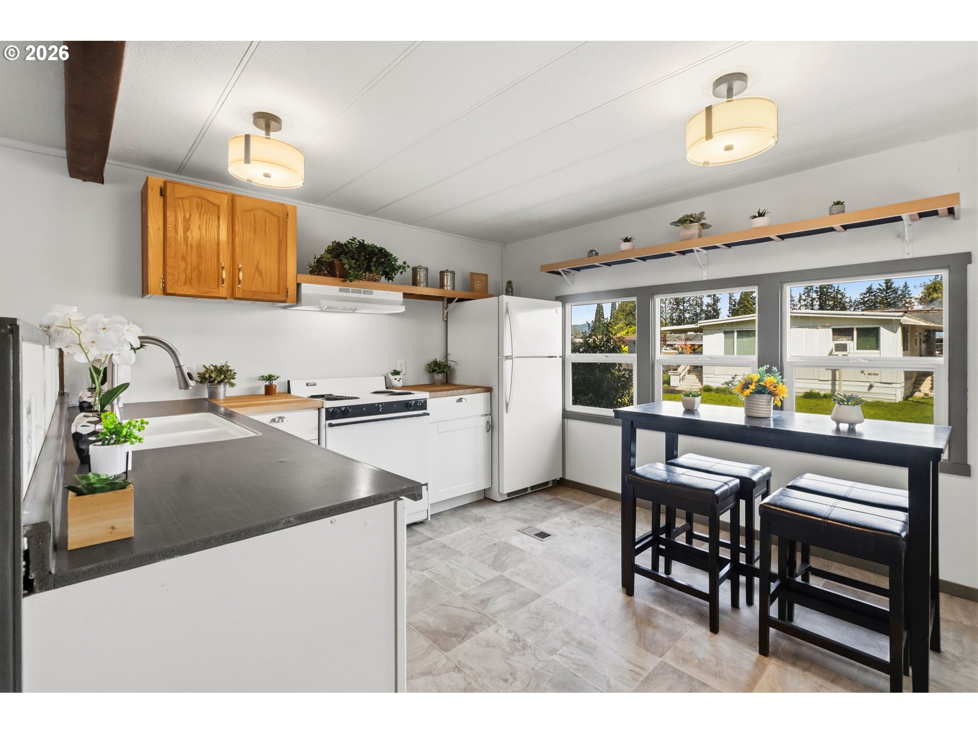 205 South 54th Street, Unit 76 Springfield, OR 97478 - Photo 9 of 41 Living Room/Entrance