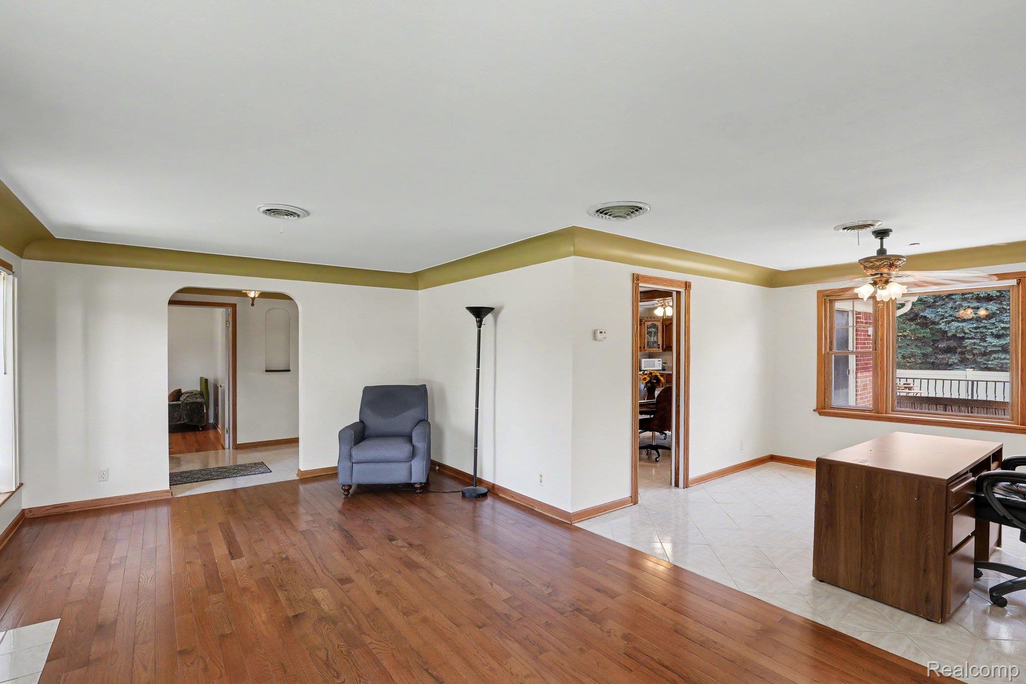 46430 Schoenherr Road Utica, MI 48315 - Photo 12 of 34 009_file_1932.jpg