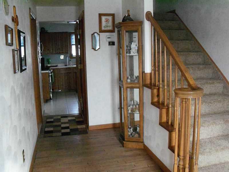 121 Rancindin Drive Butler, PA 16002 - Photo 11 of 25 Entry/Foyer.