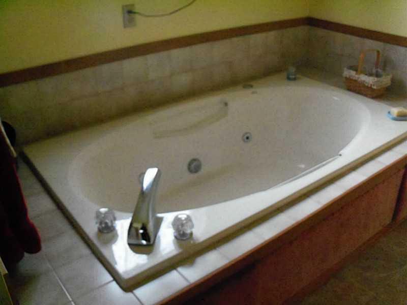 121 Rancindin Drive Butler, PA 16002 - Photo 19 of 25 Master Bath/Spa.
