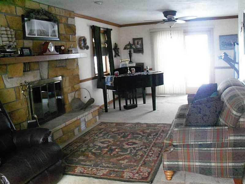 121 Rancindin Drive Butler, PA 16002 - Photo 6 of 25 Den/Family/Great Room.