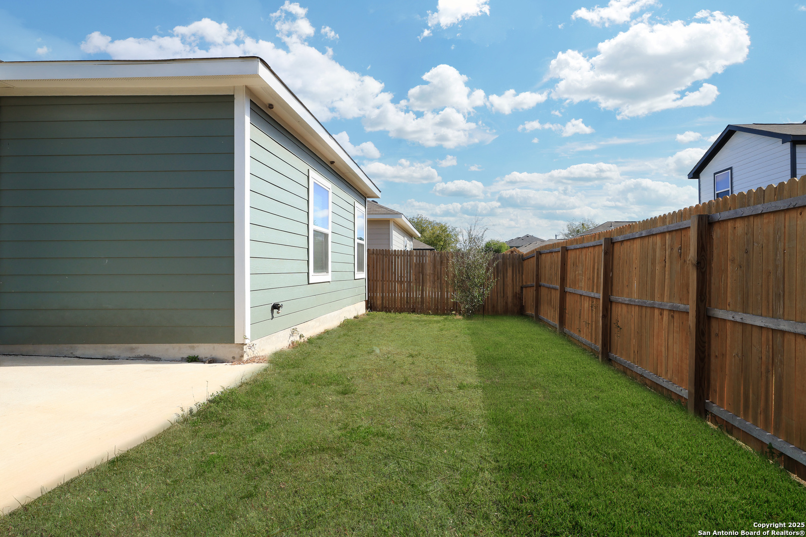 4426 Chandler Road, Unit 3 San Antonio, TX 78222 - Photo 25 of 26 a backyard of a house