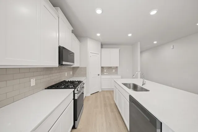 $379,900 | 23129 Chablis Drive, Alvin, TX 77511