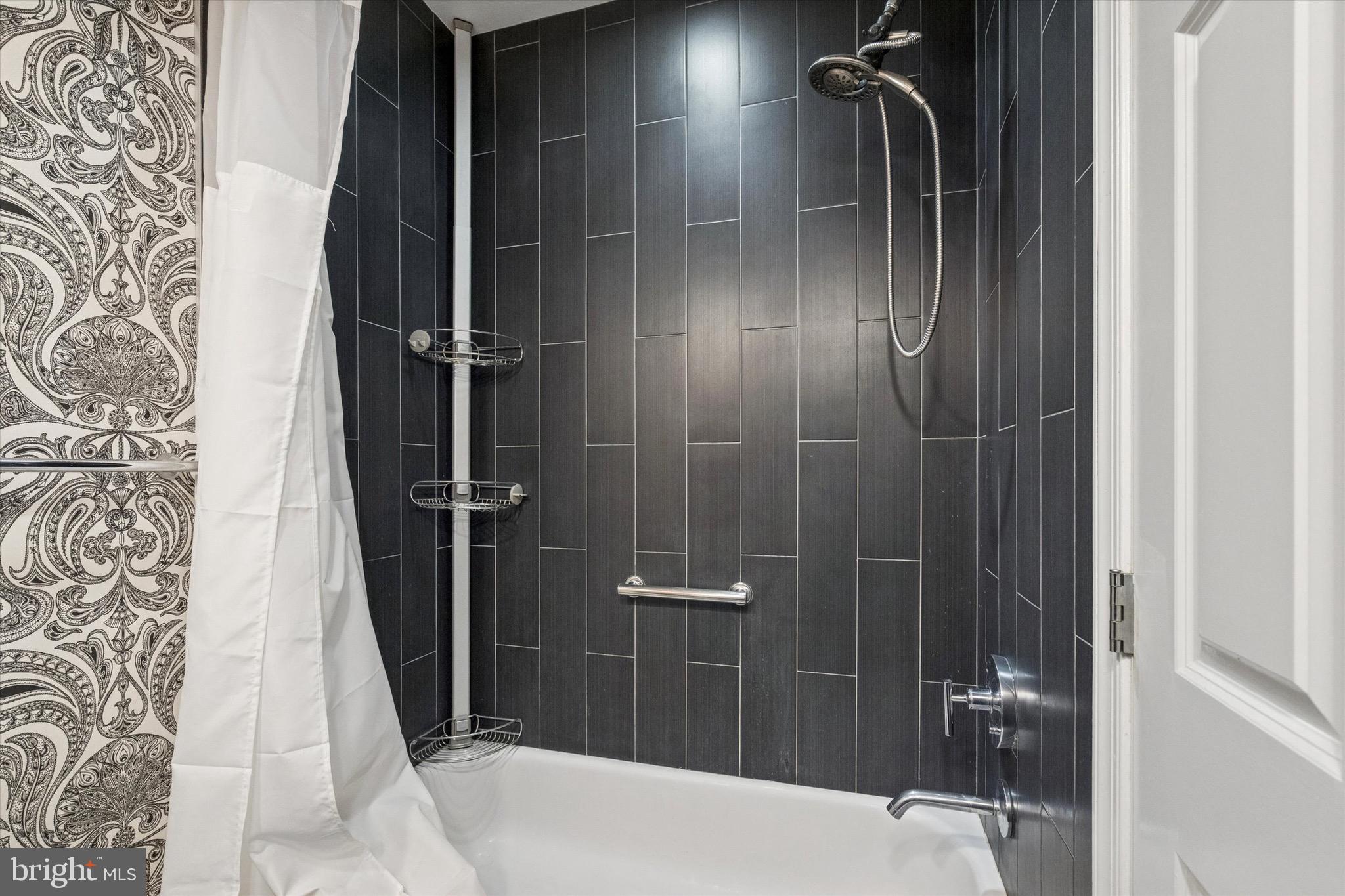 1600 Arch Street, Unit 2008 Philadelphia, PA 19103 - Photo 18 of 25 a bathroom with a bathtub