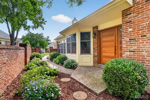 $1,450,000 | 2217 Croydon Walk, Crystal Lake Park, MO 63131