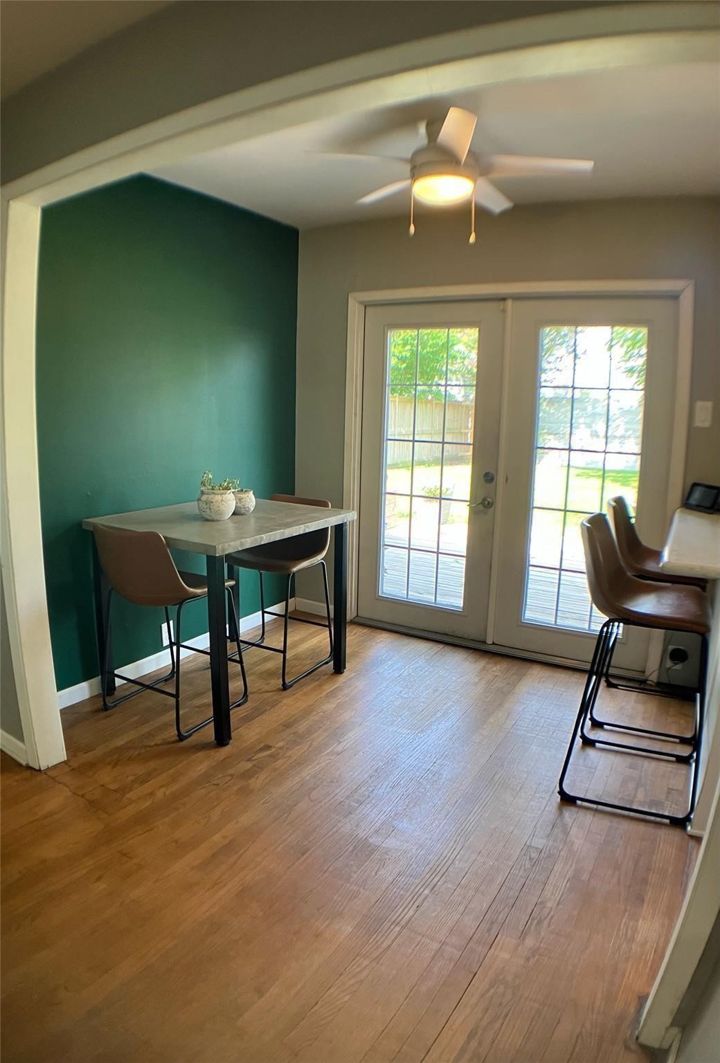 3027 Guese Road Houston, TX 77018 - Photo 6 of 22 Cozy dining nook is filled with natural light and offers a welcoming space for meals or morning coffee.