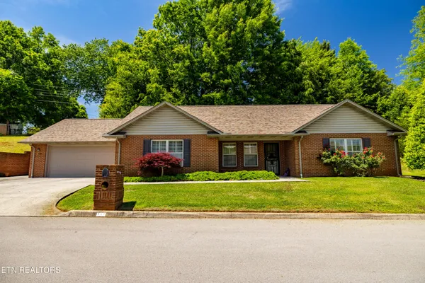 $425,000 | 170 Manchester Drive, Maryville, TN 37803