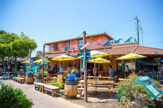 $3,995,000 | 262 Island Circle, Sarasota, FL 34242