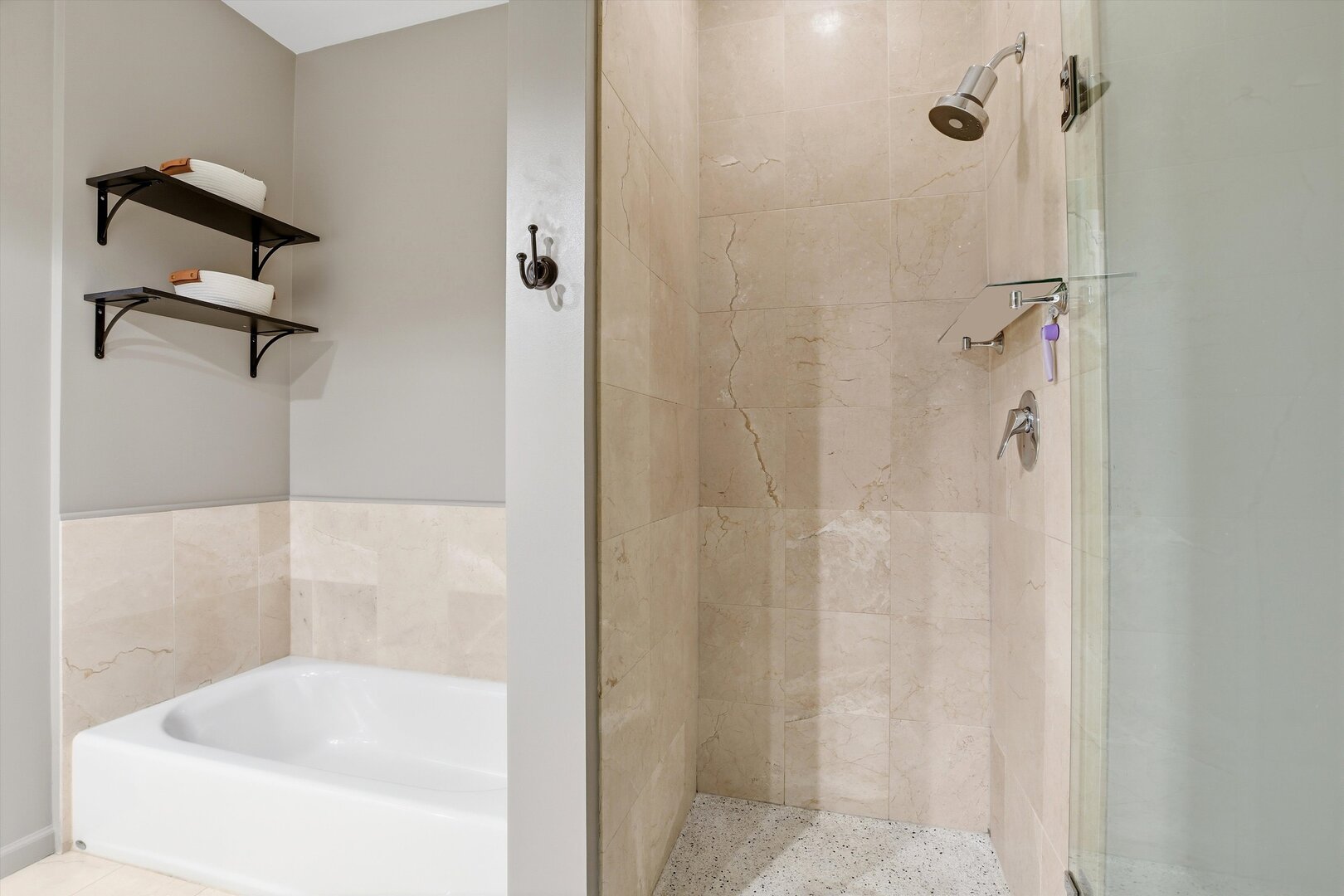 1235 West George Street, Unit 103 Chicago, IL 60657 - Photo 15 of 28 a bathroom with a bathtub