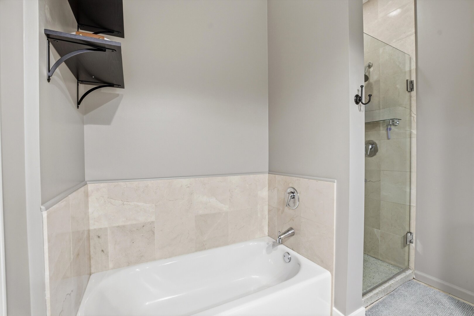 1235 West George Street, Unit 103 Chicago, IL 60657 - Photo 16 of 28 a bathroom with a bathtub