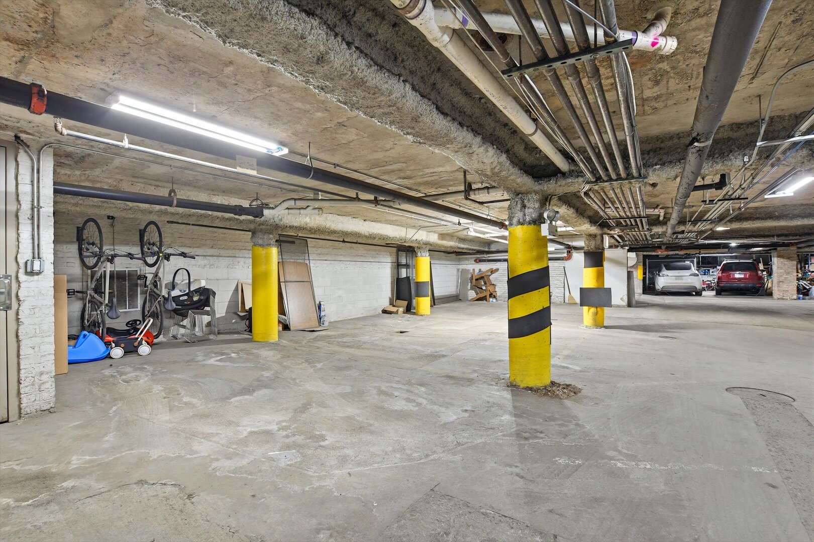1235 West George Street, Unit 103 Chicago, IL 60657 - Photo 26 of 28 a view of a garage with red white door