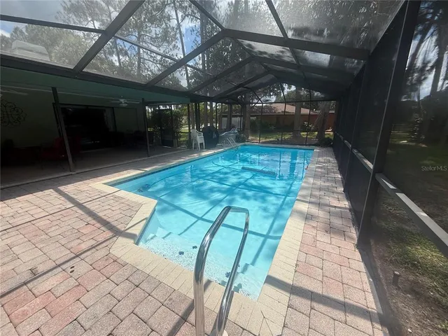 a view of a backyard