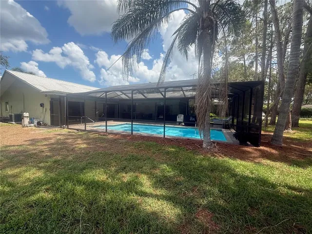 a view of a backyard