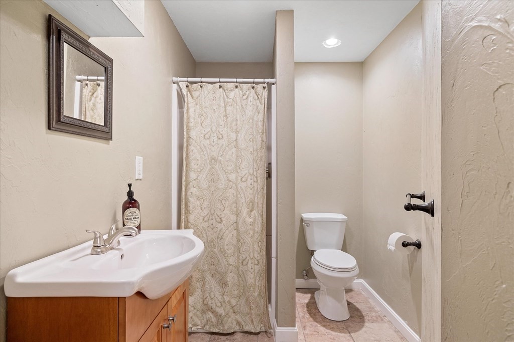 32 Draper Woods Road Sturbridge, MA 01518 - Photo 28 of 42 a bathroom with a toilet sink and shower