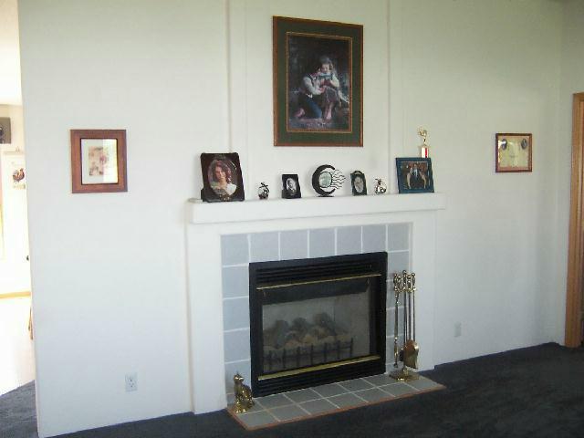 820 Tear Road Grandview, WA 98930 - Photo 4 of 6 a living room with furniture and a fireplace