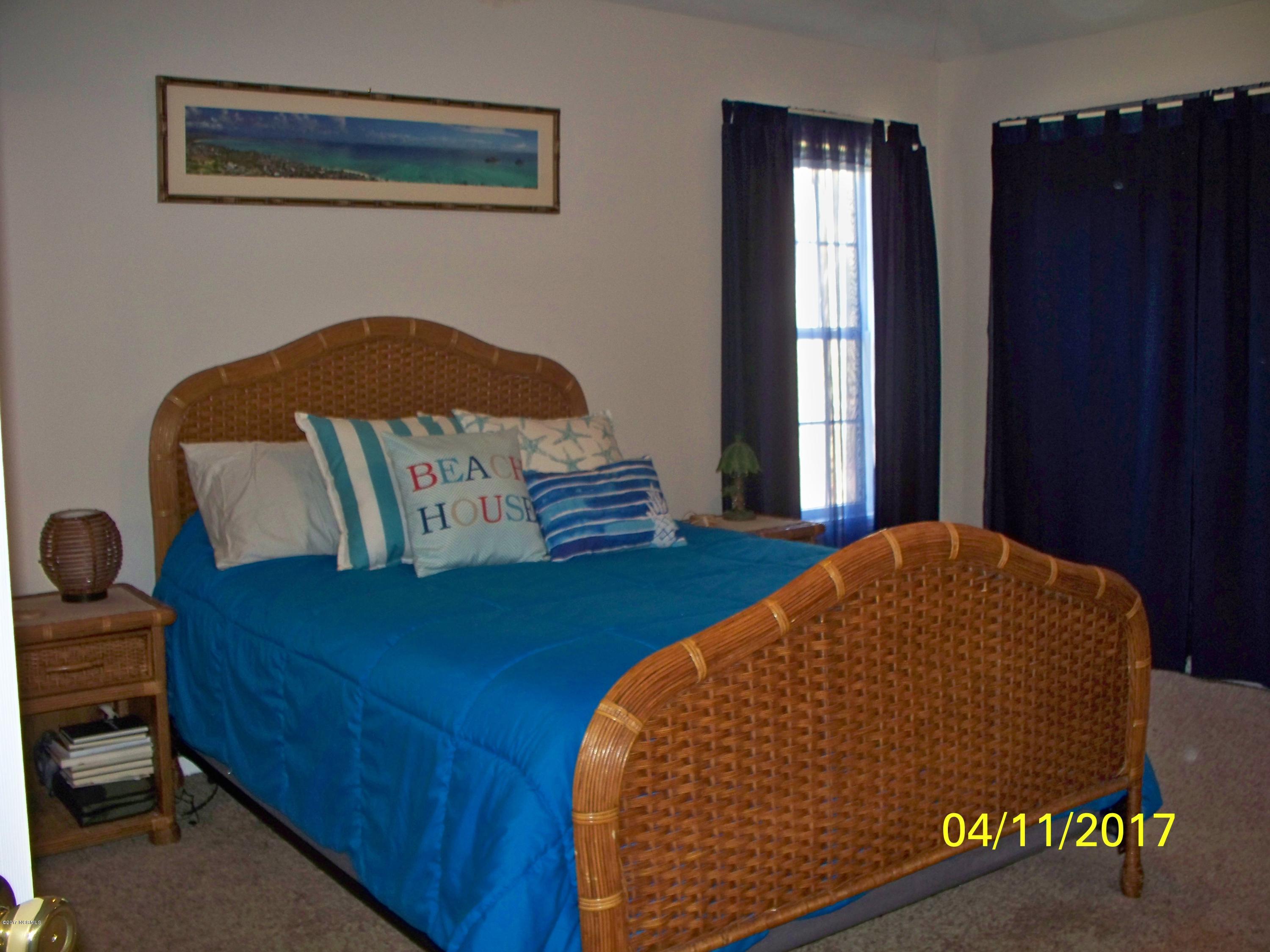214 Middle Ridge Drive Hubert, NC 28539 - Photo 10 of 21 Spacious room with trey ceiling and ceiling fan.