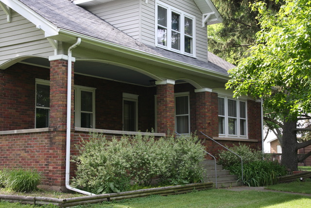 a view of a house with a small yard and plants