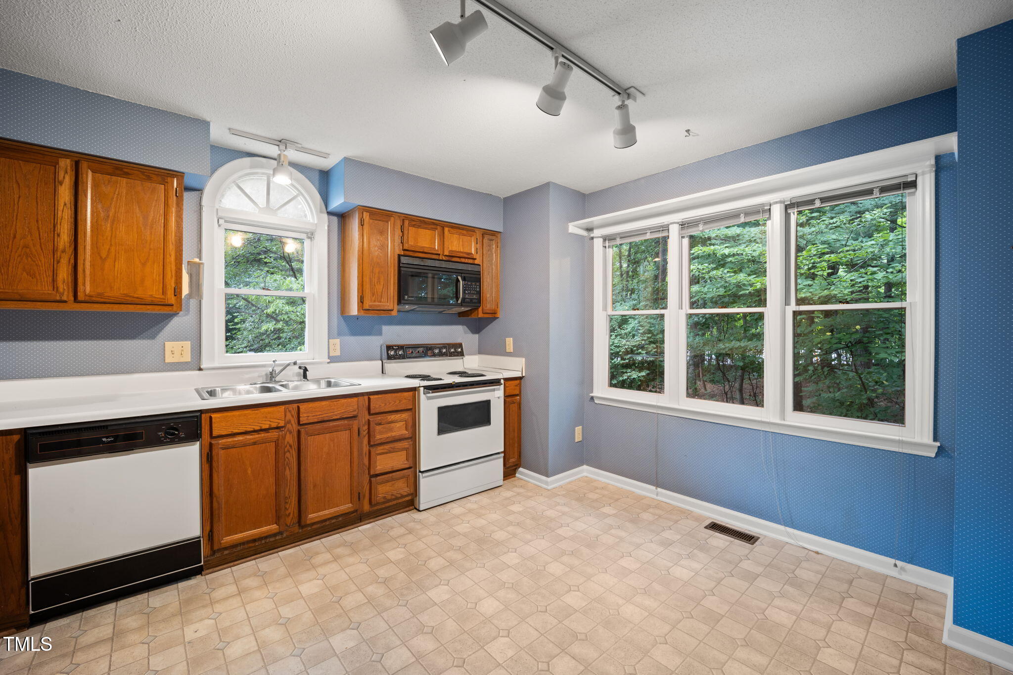 1001 High Lake Court Raleigh, NC 27606 - Photo 6 of 37 Kitchen nook