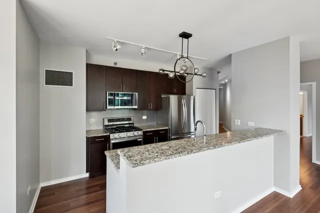 $3,950 | 123 South Green Street, Unit 408B, Chicago, IL 60607