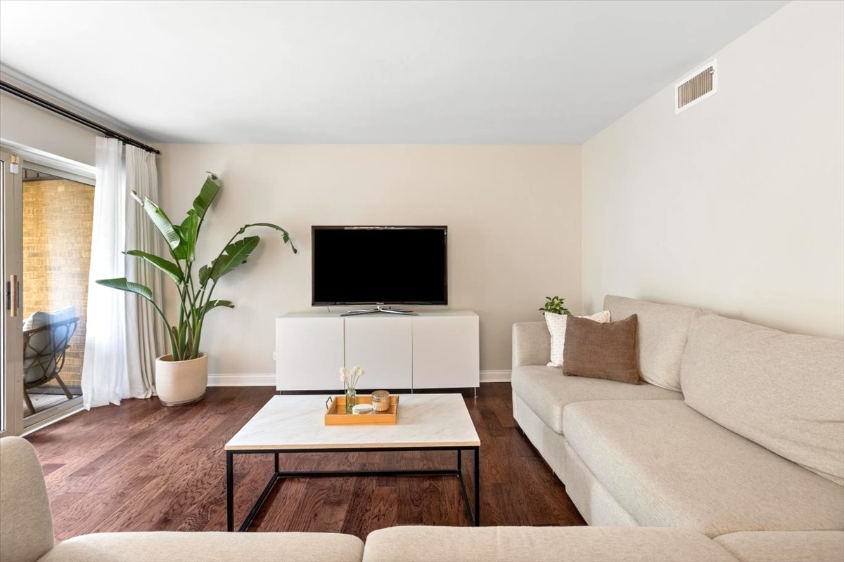 6959 North Ridge Boulevard, Unit 1D Chicago, IL 60645 - Photo 3 of 27 Gallery Image 3